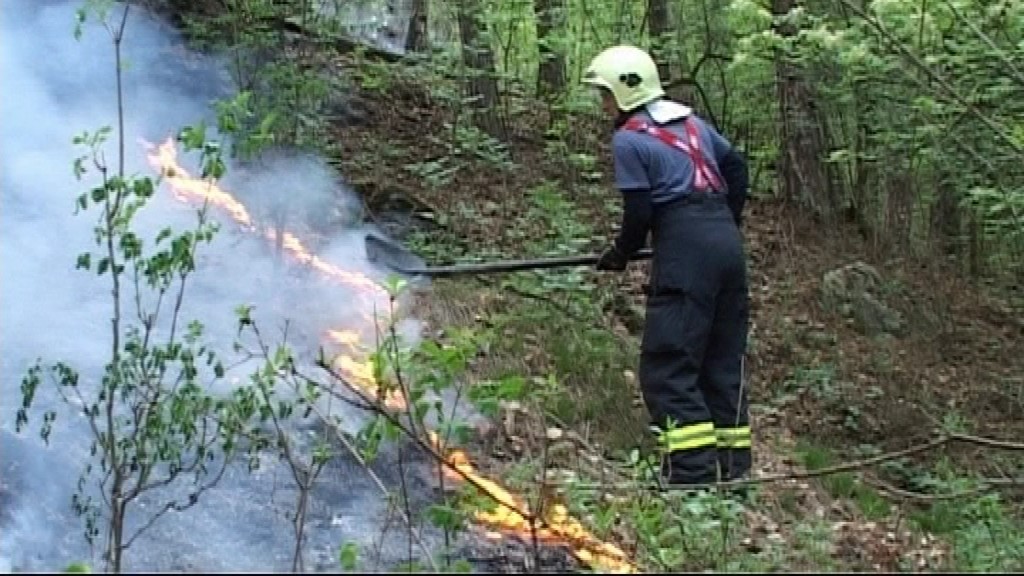 Najmenej desať hasičov mohlo prísť v momente o život počas hasenia lesného požiaru nad obcou Kolačno. A to, ak by bola vybuchla funkčná mína z druhej svetovej vojny, ktorá sa nachádzala priamo na horiacej ploche. 